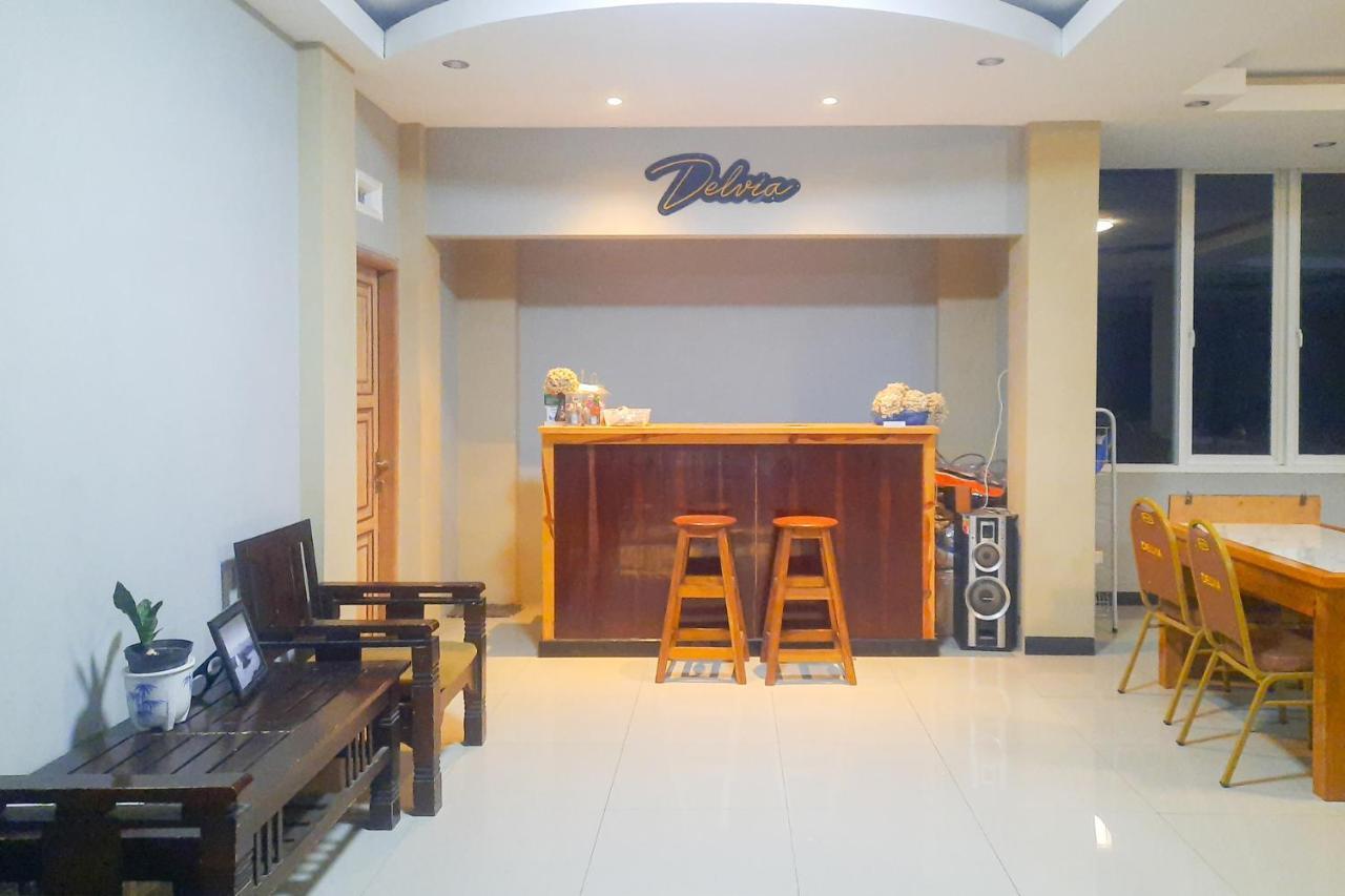Delvia Bromo Homestay Mitra Reddoorz パスルアン エクステリア 写真